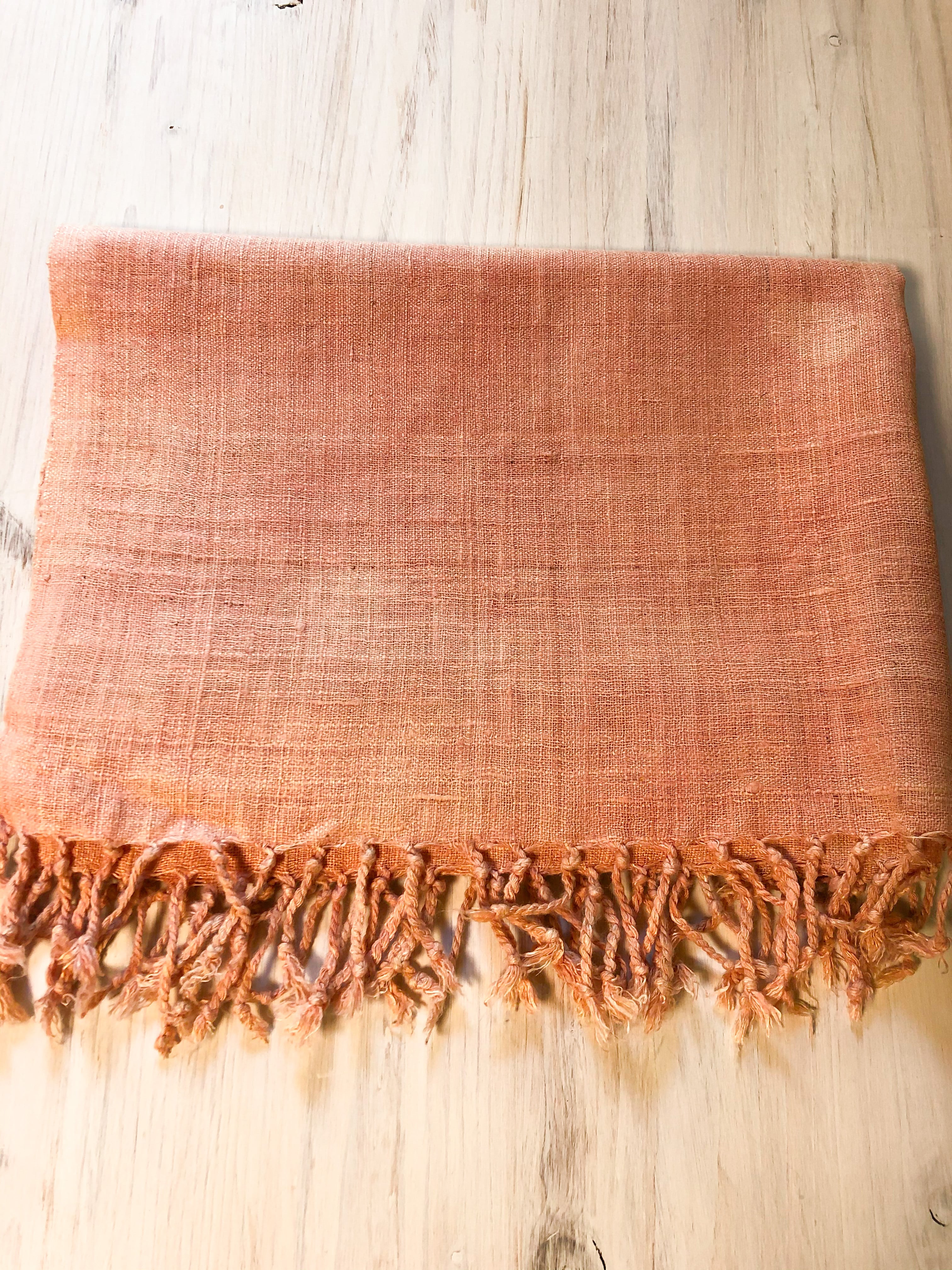 茜染　カディコットンストール　かご染　珊瑚色　手紡ぎ手織りストール　綿100% 茜染エリシルクストール珊瑚色織りキズ有野蚕シルク100% 手織りストール