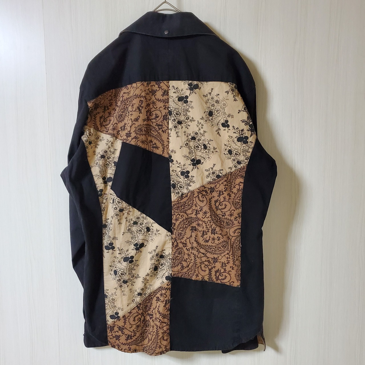 【USED】個性的シャツ　黒　ブラウン　柄　