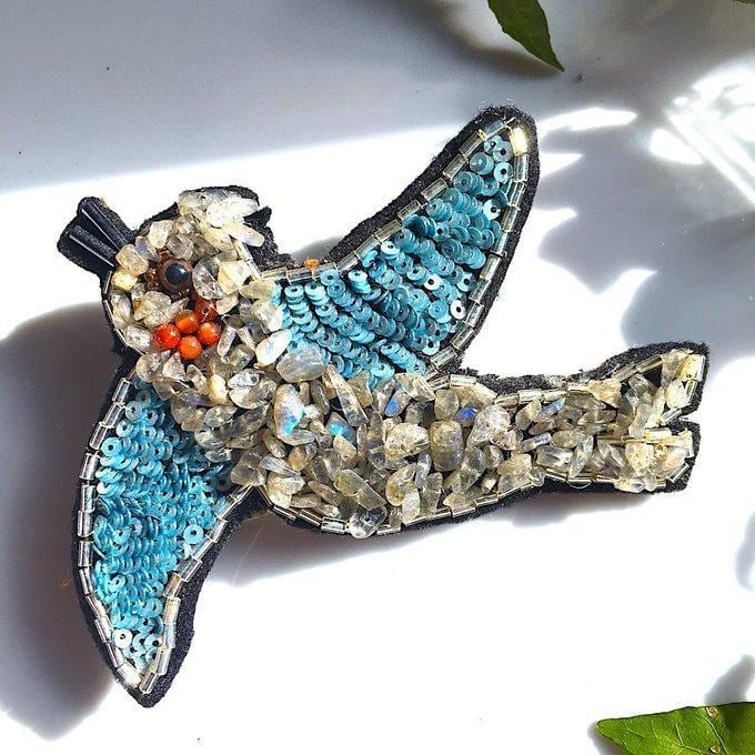 【一点物】✦天然石&ガラスビーズ✦·.庭の訪問者·.⋆ビーズ刺繍のヒヨドリのビービのブローチ·.⋆✦