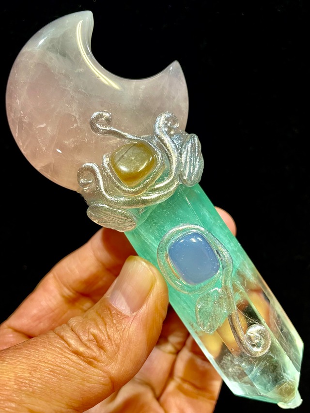 56) エネルギーを高める超アイテム！「アート・クリスタルワンド」ハンドメイド(台座付)