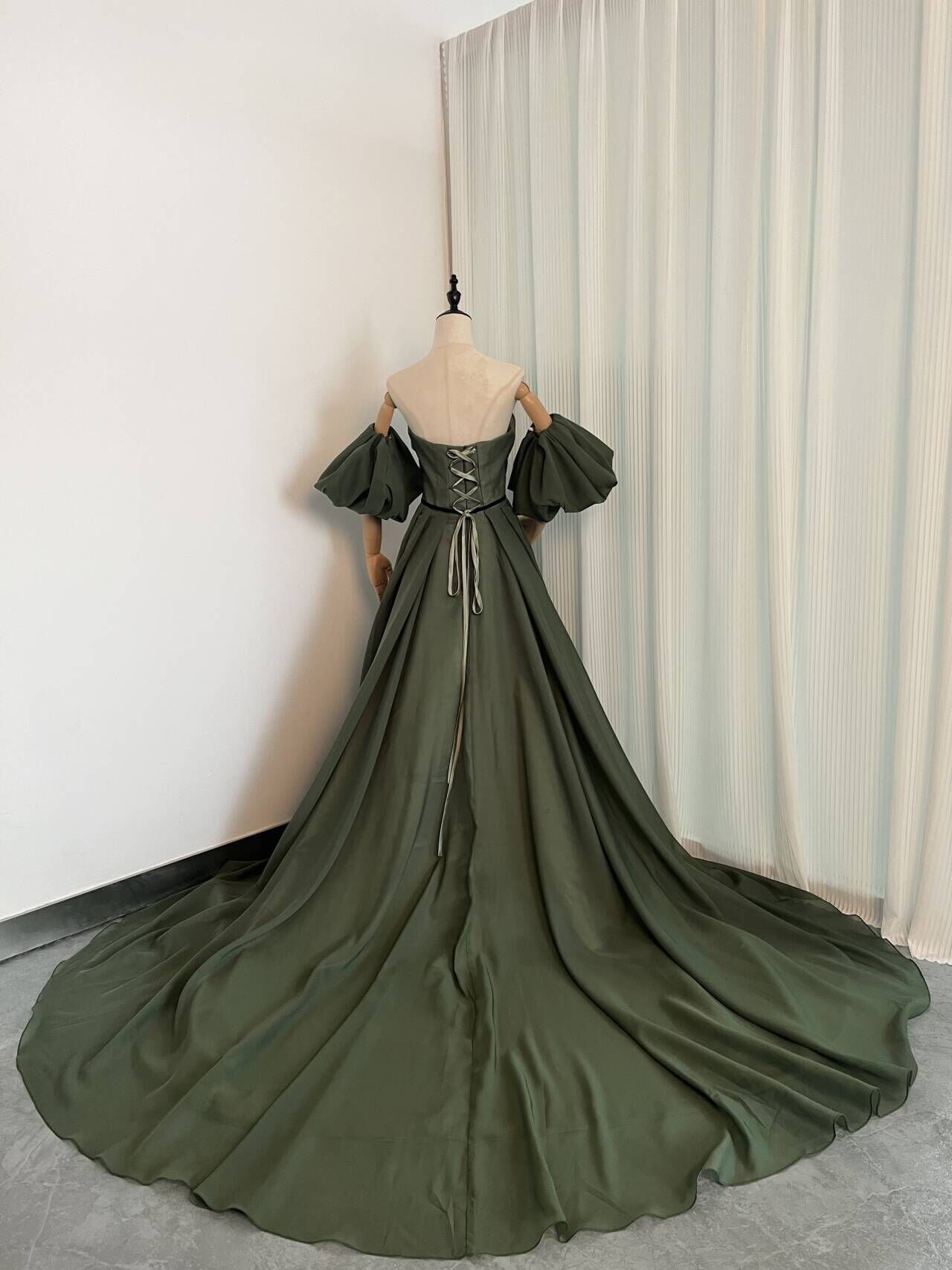 実例写真 ！豪華！！グリーン カラードレス ベアトップ 華やかな  