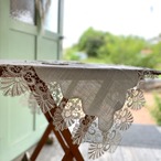 麻混織とギュピールレースのテーブルクロス