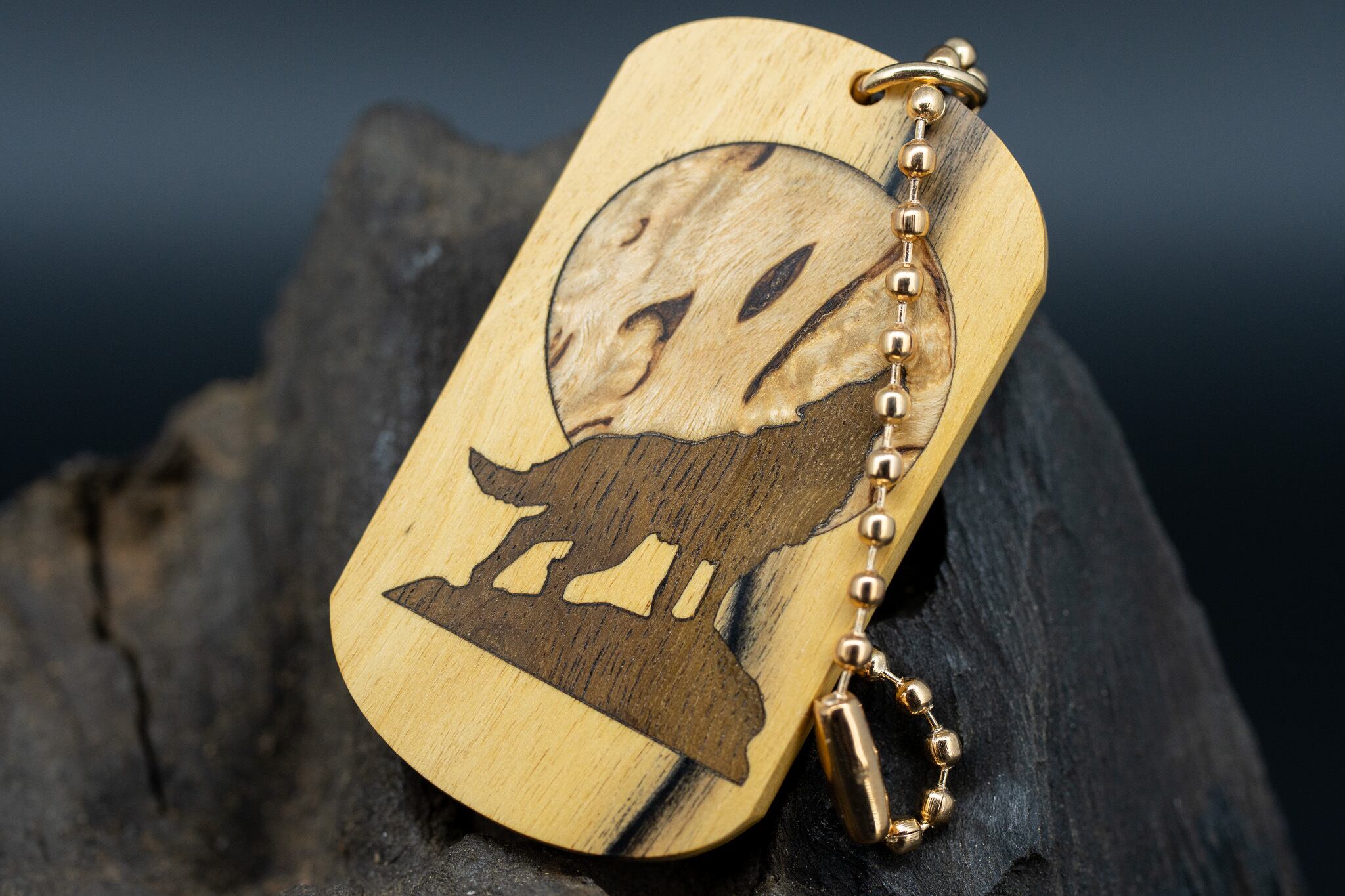 【魅惑の黒い紋様】 黒柿 ドッグタグ 象嵌 月と狼