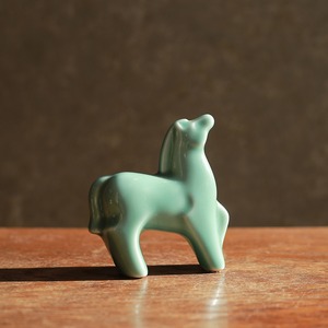 グリーンが美しい、磁器の馬（子）