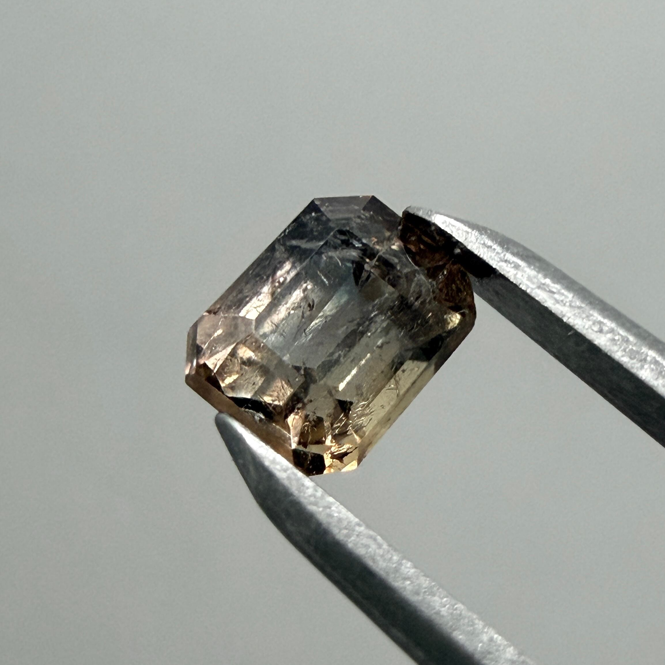 0.49ct 多色性が楽しいアキシナイト【1】ルース | Bleu Roi