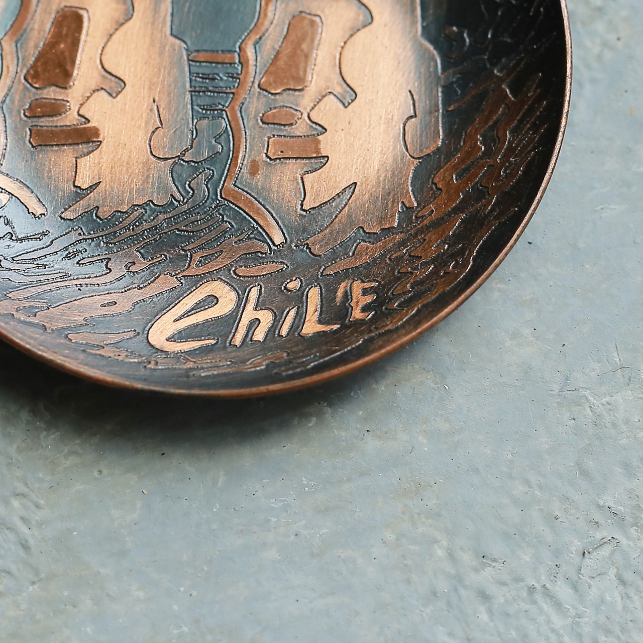 モアイが描かれた、チリの銅のプレート