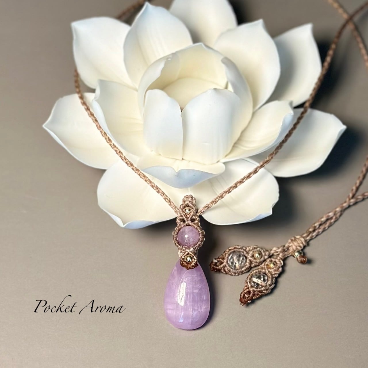 『翠羽詩』セラフィナイトとダイオプサイトのマクラメペンダントネックレス 翠羽詩』セラフィナイトとダイオプサイトのマクラメペンダントネックレス