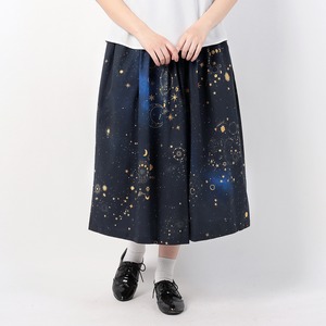 星空を眺めに 銀河の彼方まで広がる、天体総柄（ゴールド） ギャザースカート