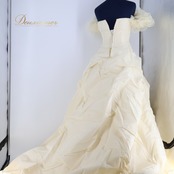 ウエディングドレス ワンピース クラウディア KURAUDIA NAOCO GINZA ナオコ 結婚式 ウェディング アイボリー フリル 無地 ホワイト系 ビーズ 結婚式ドレス ロングドレス フェミニン エレガント おしゃれ シンプル レディース ドレス パーティードレス デザインドレス 結婚式準備 ビーチウェディング