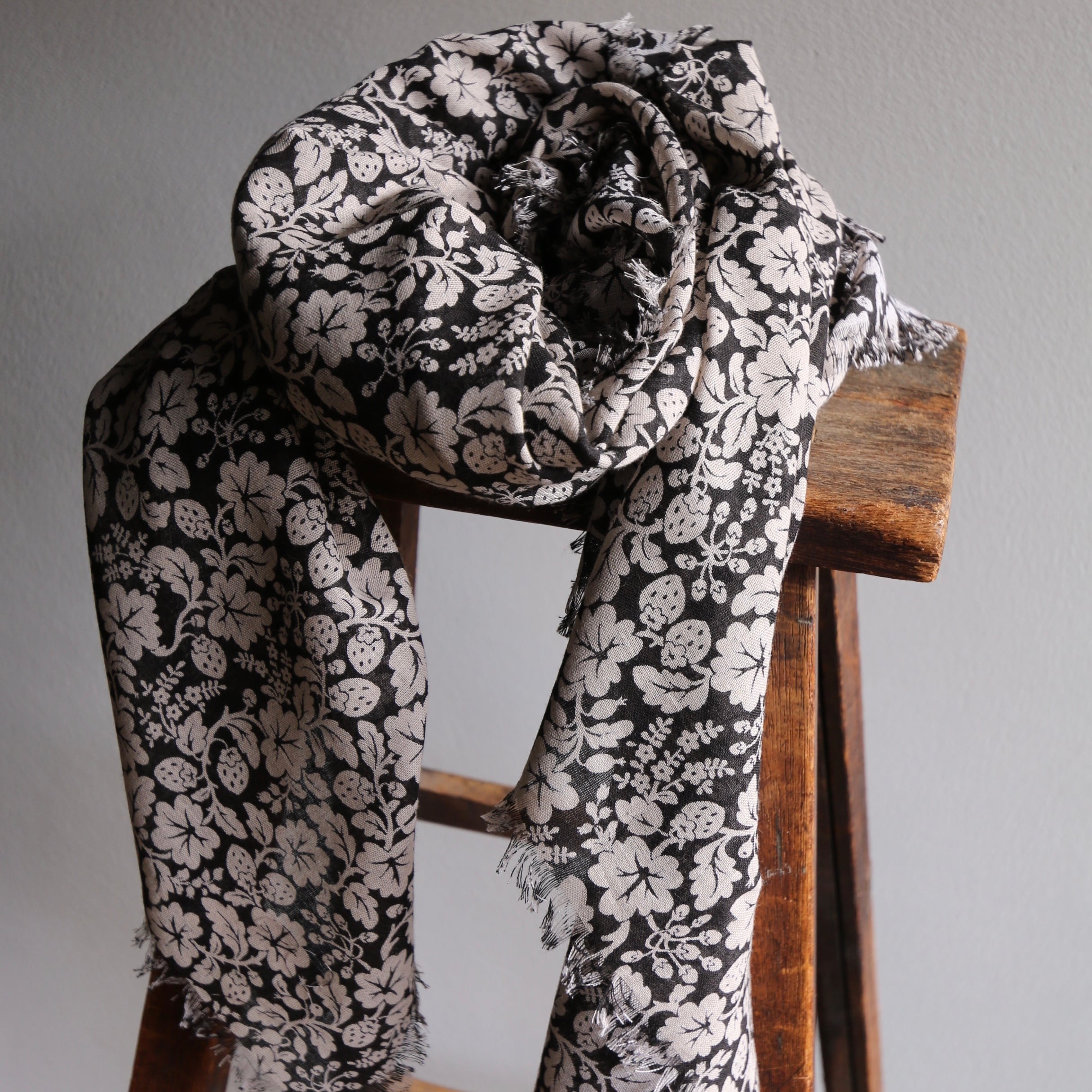 R&D.M.Co-/OLDMAN'S TAILOR オールドマンズテーラー WILD BERRY GAUZE SHAWL / ワイルドベリーガーゼショール #7770 flax