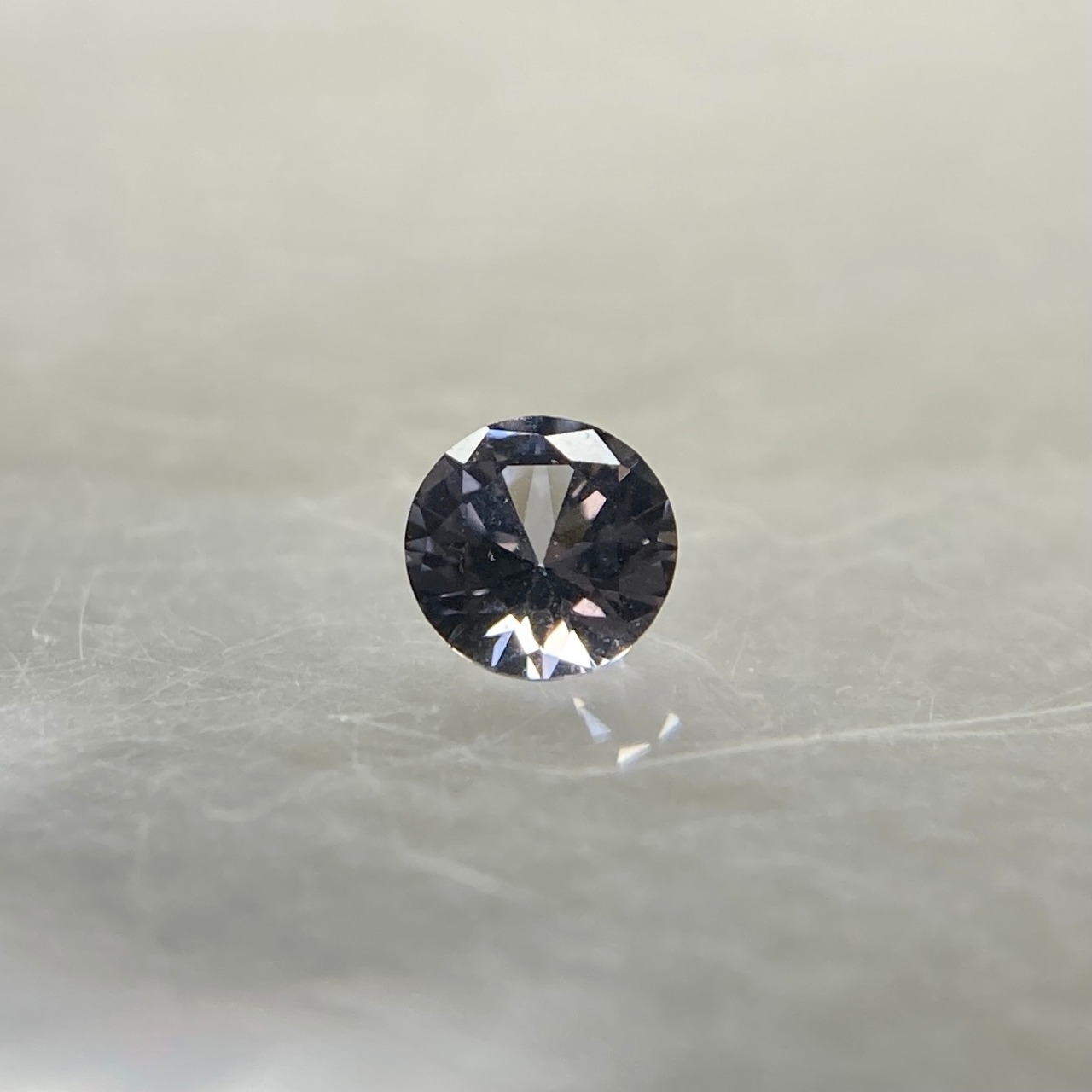 丸いスピネル  約3.3mm r-0469