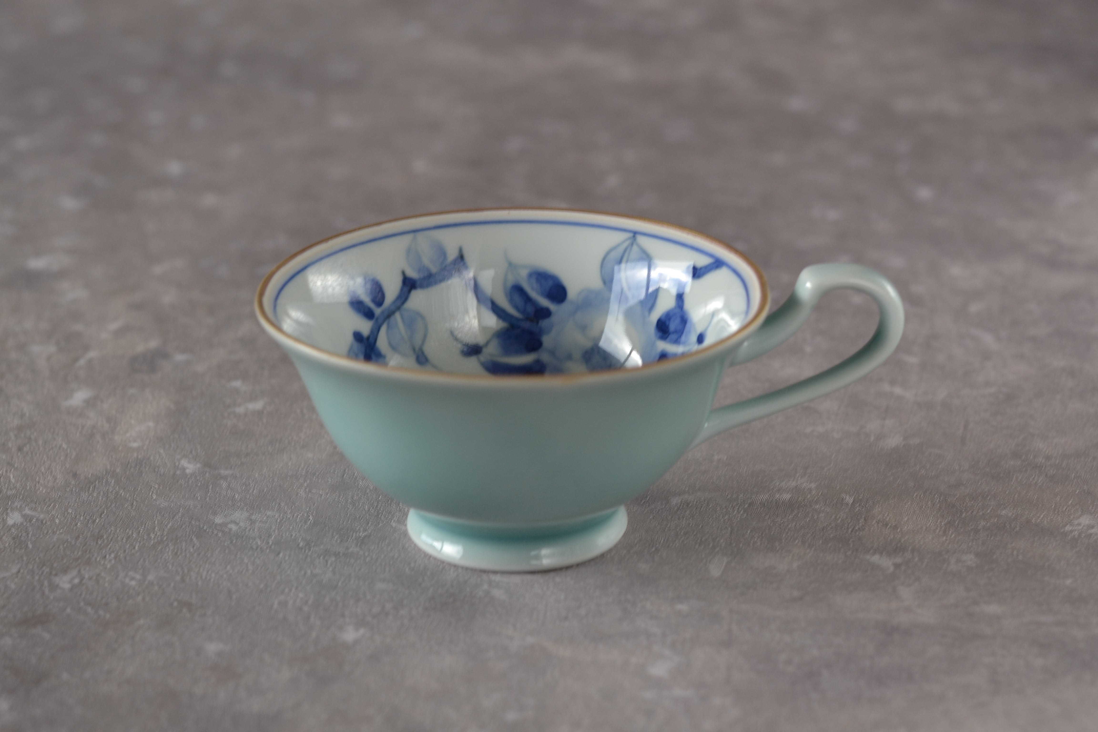 伊万里焼 ティーカップ＆ソーサー / 染付カメリア青磁釉 | FUCHIGAMI