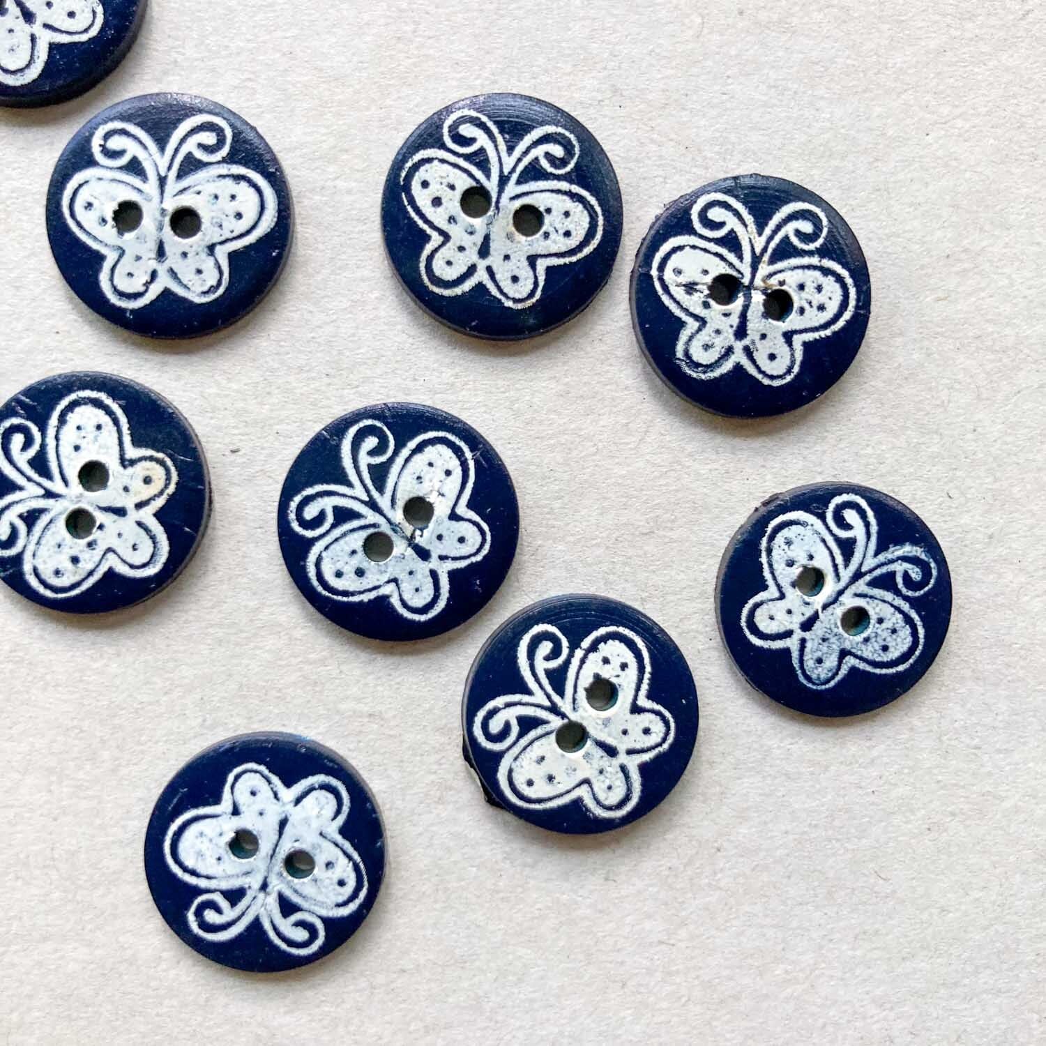 ココナツボタン 黒×ちょうちょ（16mm） | Dua-アクセサリーパーツショップ