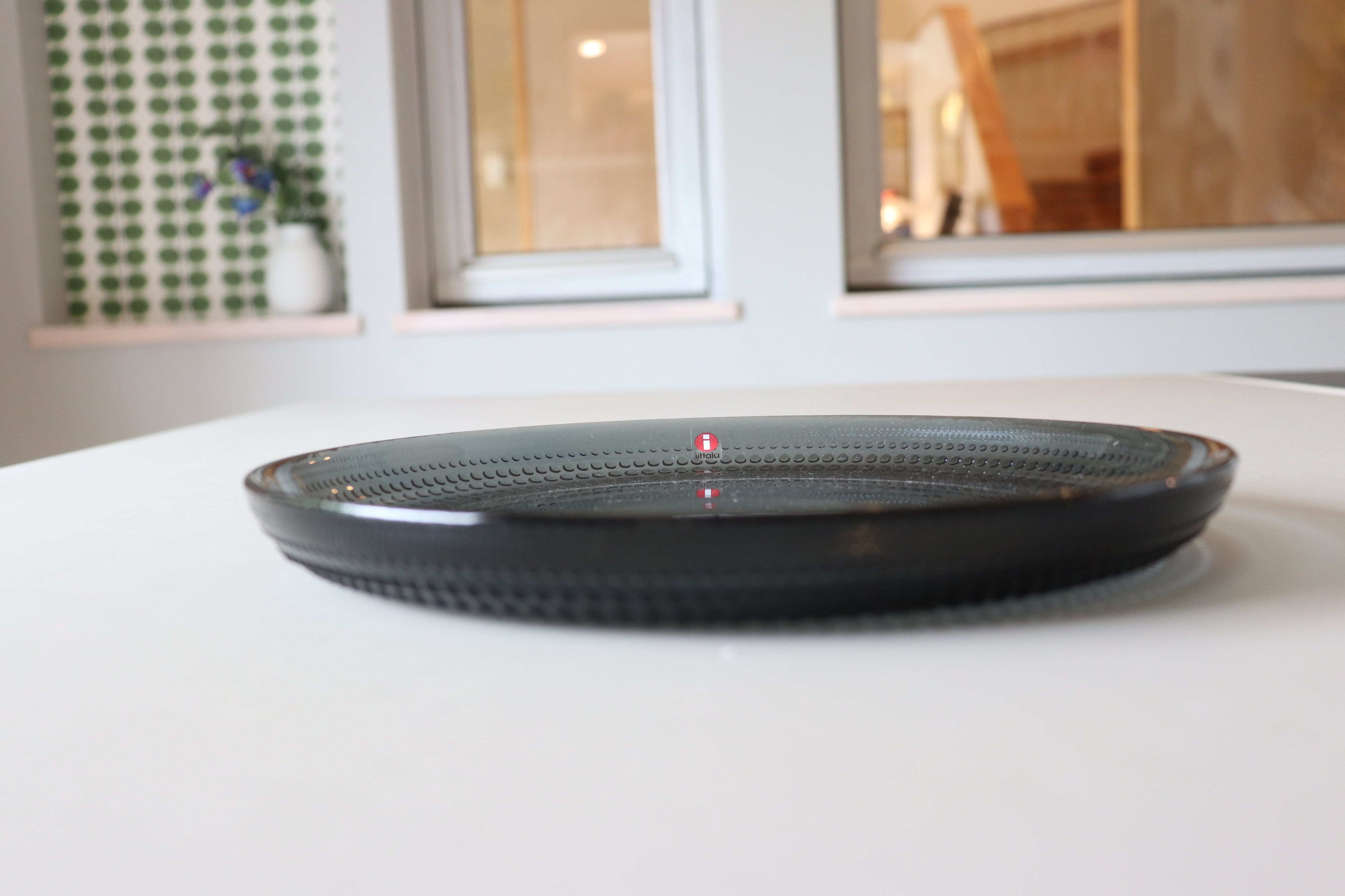 イッタラ カステヘルミ プレート 24.8㎝ ダークグレー | Linnel Home