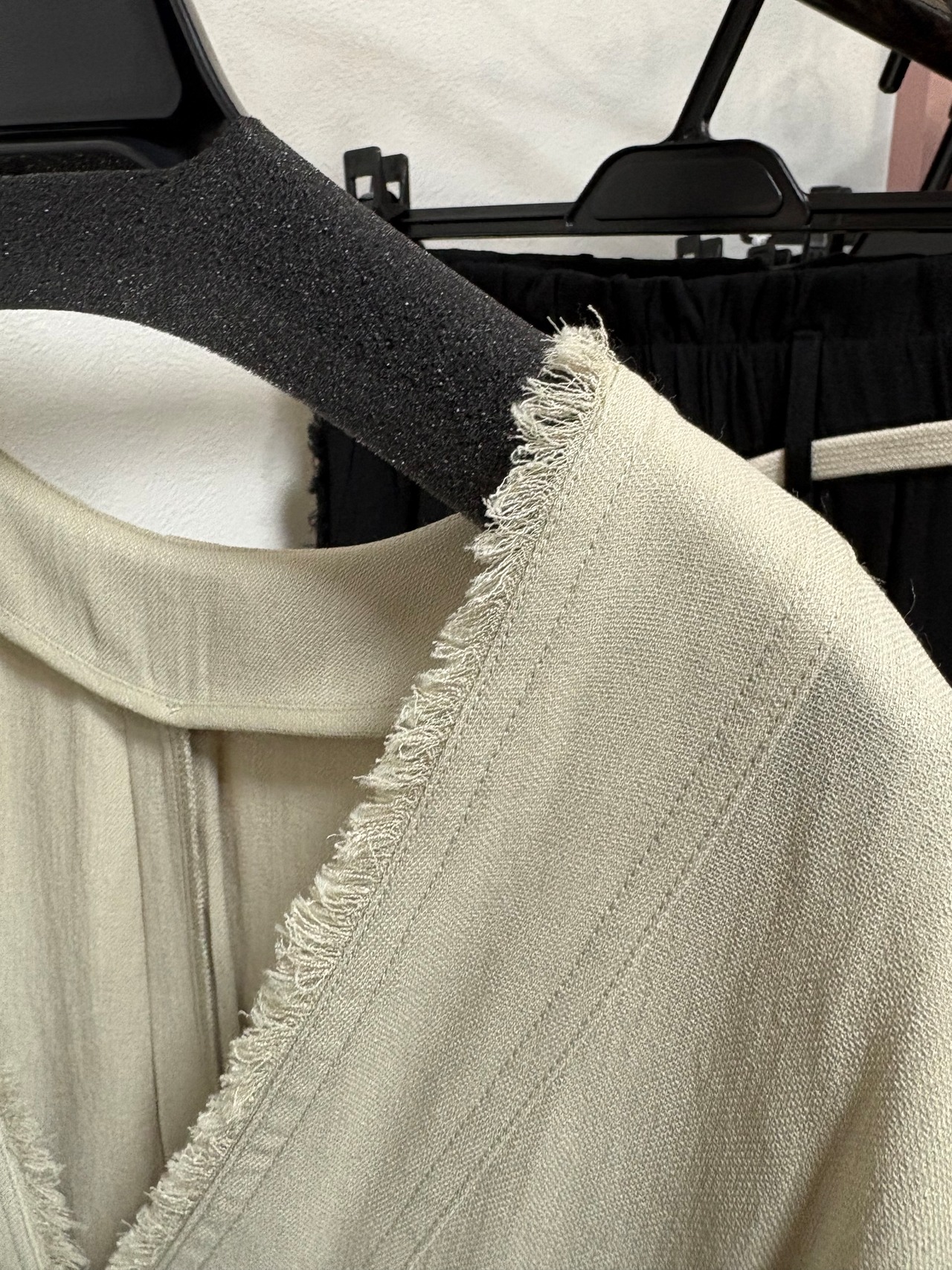 【LUGIVA】 リネンライク　バルーンVネックフリンジトップス　102606