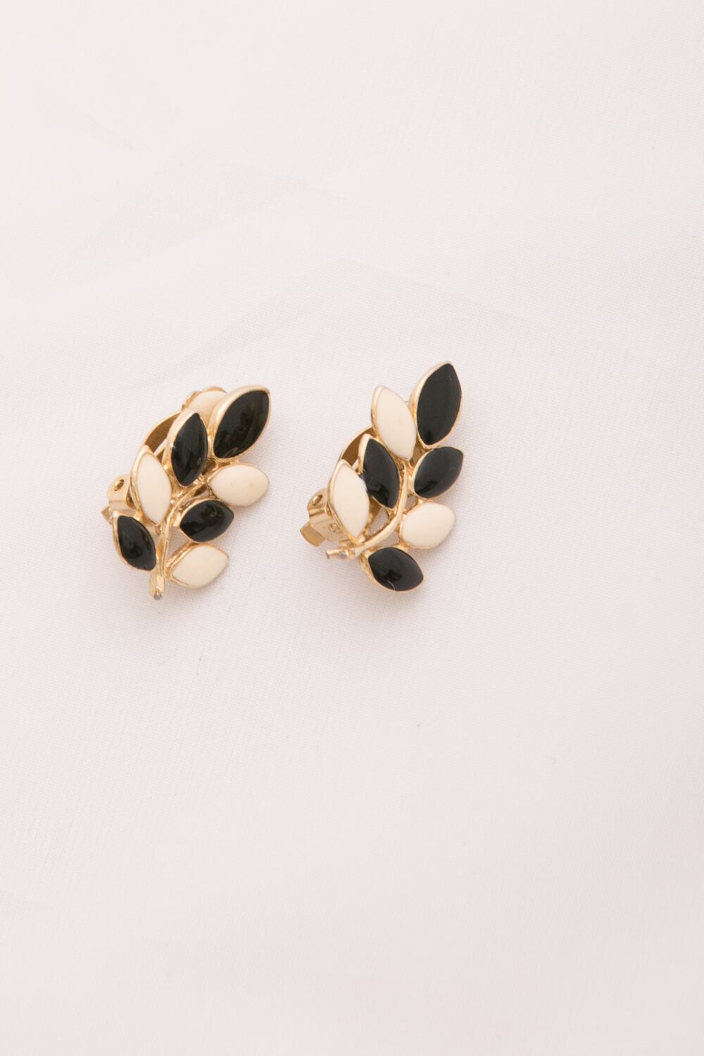 【Run Rabbit Run Vintage 】Black × White reef earring