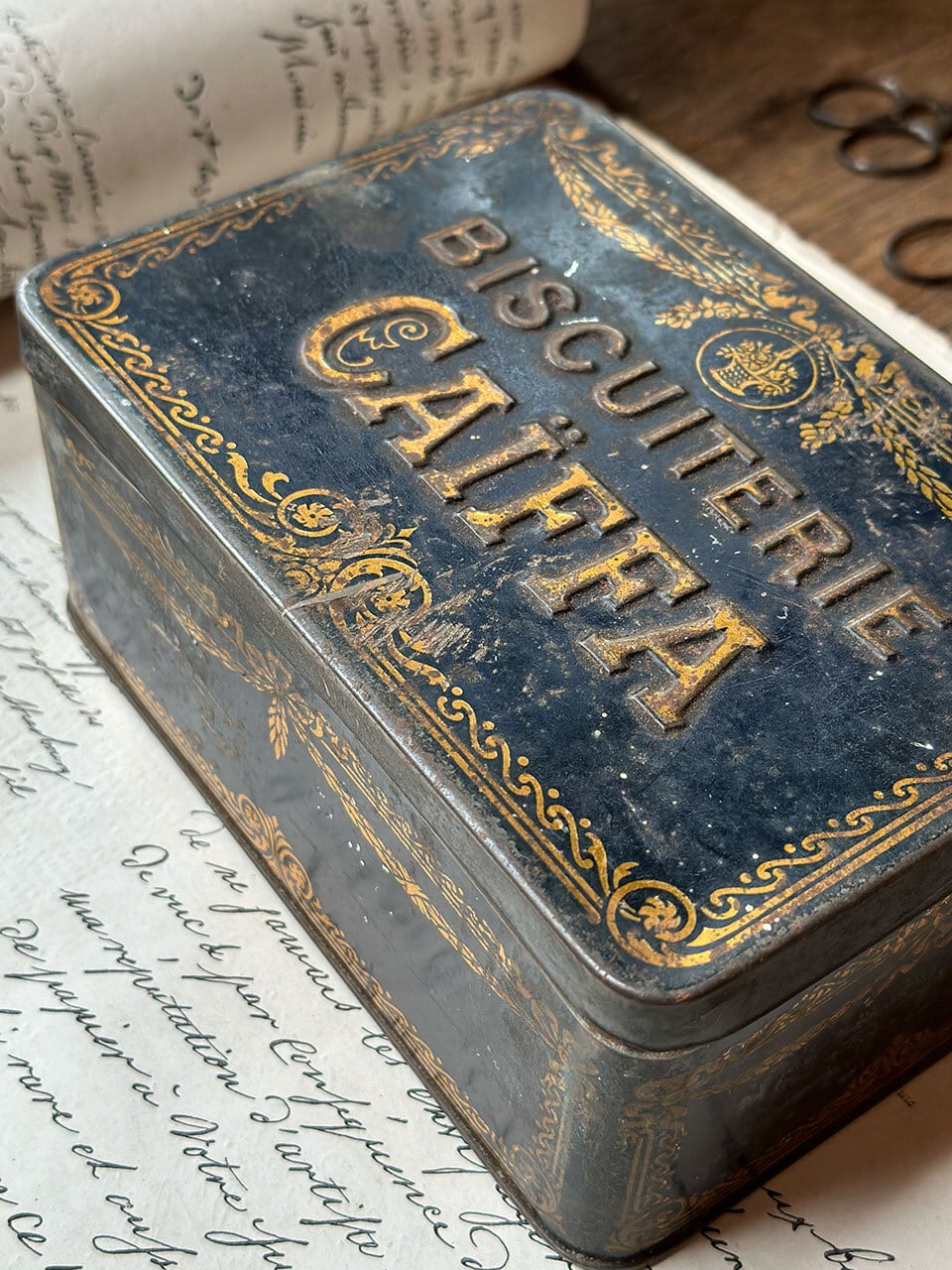 ビスケットの缶 BISCUITERIE CAÏFFA | Brocante de La Cocotte