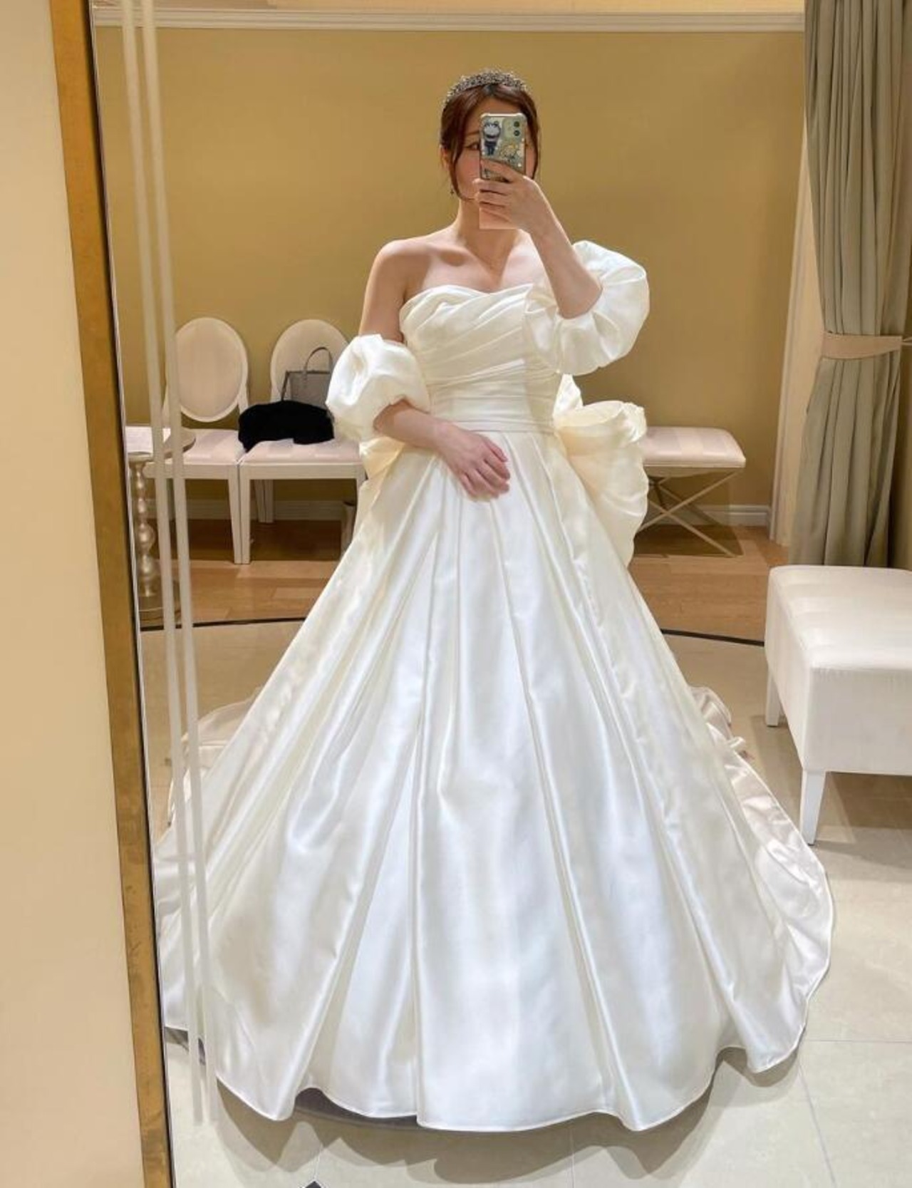 ウエディングドレス ふっくら柔らかなバックリボン ベアトップ 光沢  