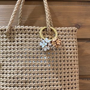 【完成品】ダブルフラワー カラビナチャーム(花色ホワイトナチュラル)