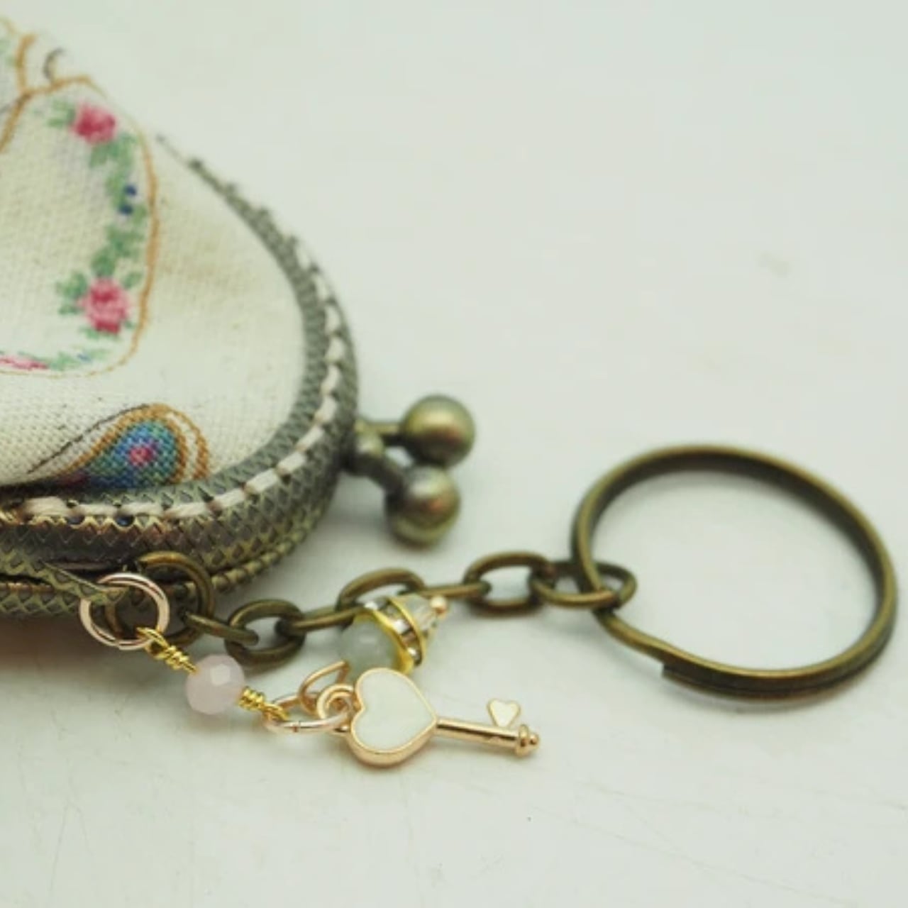 【ハンドメイド】がま口バッグチャーム|アフタヌーンティー (表面:フランス製生地 生成り/口金5cm)