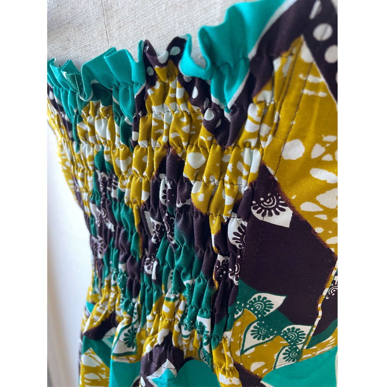 アシンメトリーフリルワンピース グリーン （ガーナ産上質ファブリック・日本縫製）｜ アフリカンファブリック アフリカンプリント アフリカンバティック  アフリカ布 パーニュ キテンゲ