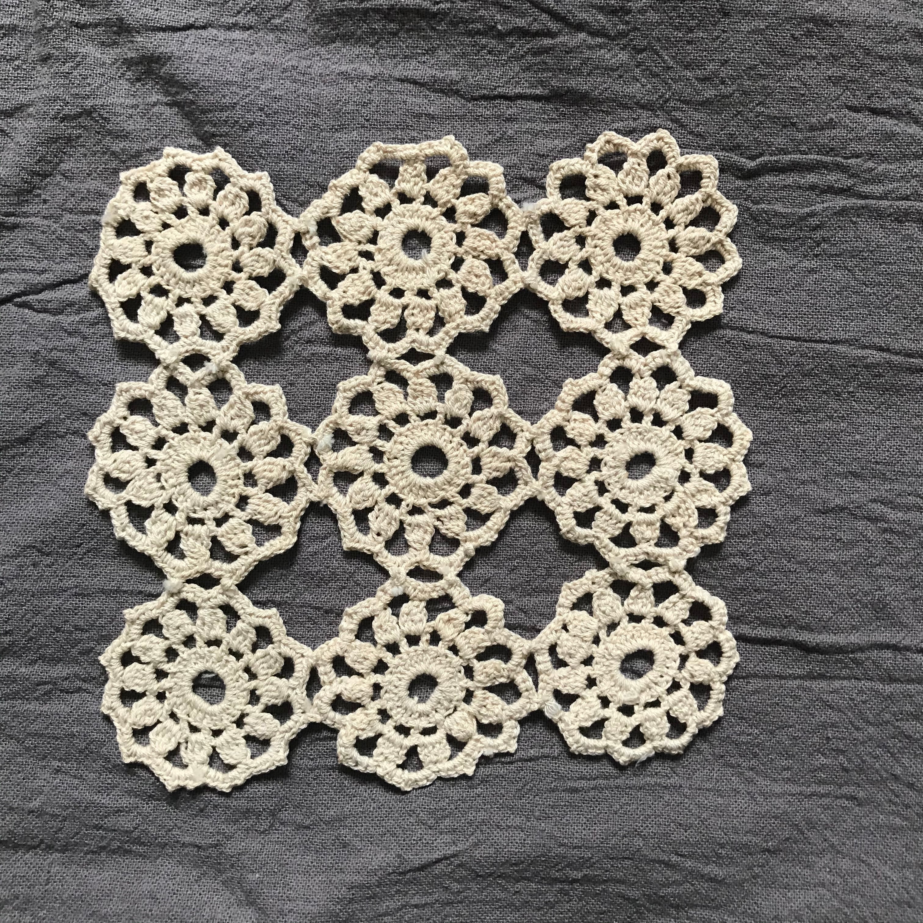 9個の丸のドイリー