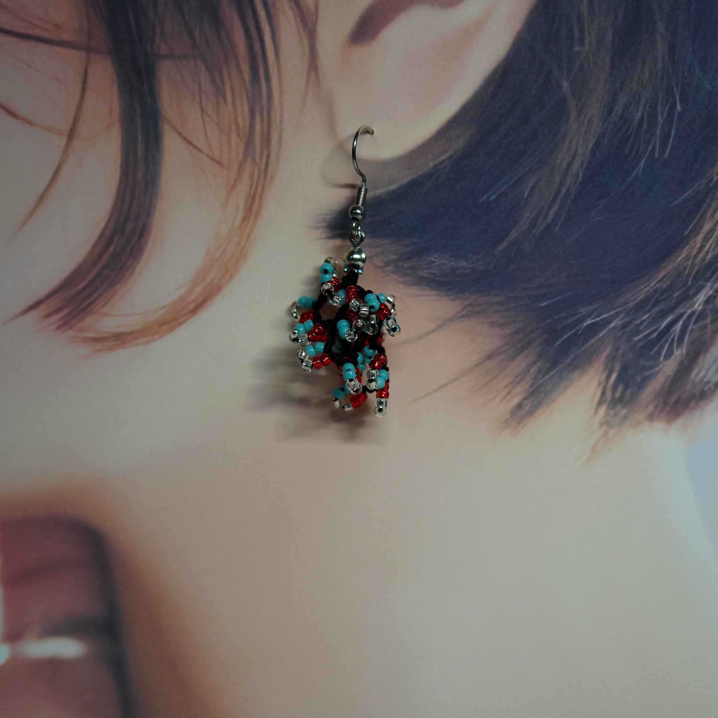 ビーズクロッシェ じゃらじゃらピアス ターコイズ×赤×シルバー