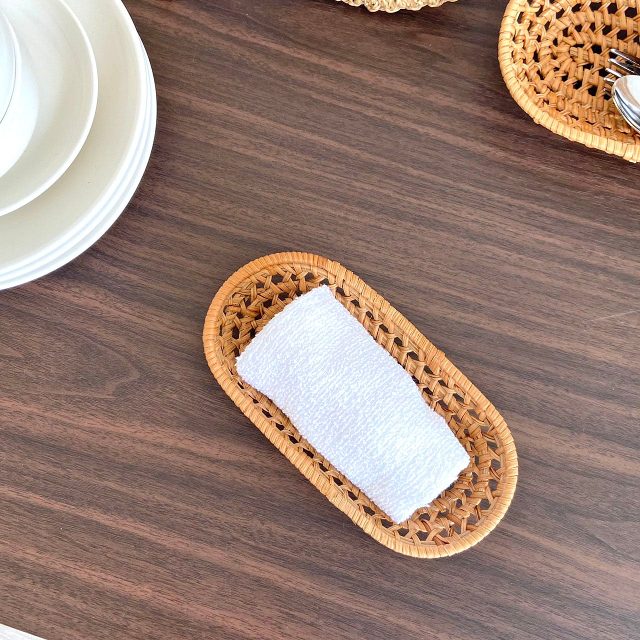 ボデガグラスの蓋になる小さなラタントレー ボデガグラスの蓋になる小さなラタントレー ラタンで編まれた