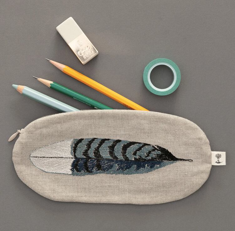 コーラルアンドタスクポーチ羽柄