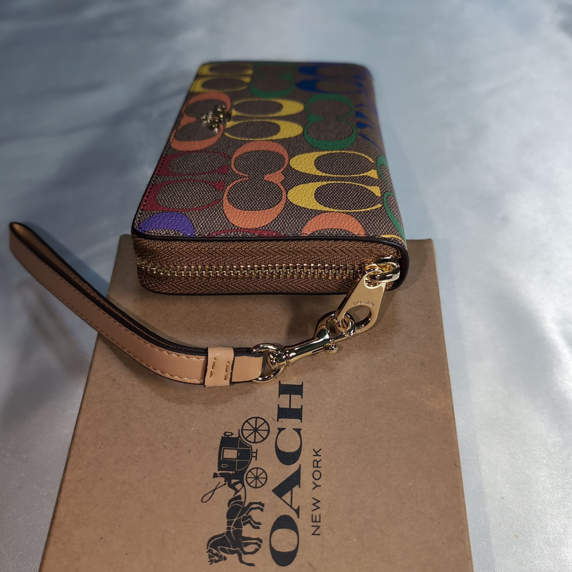 COACHコーチ ラウンドファスナー長財布 レインボーシグネチャー | francore
