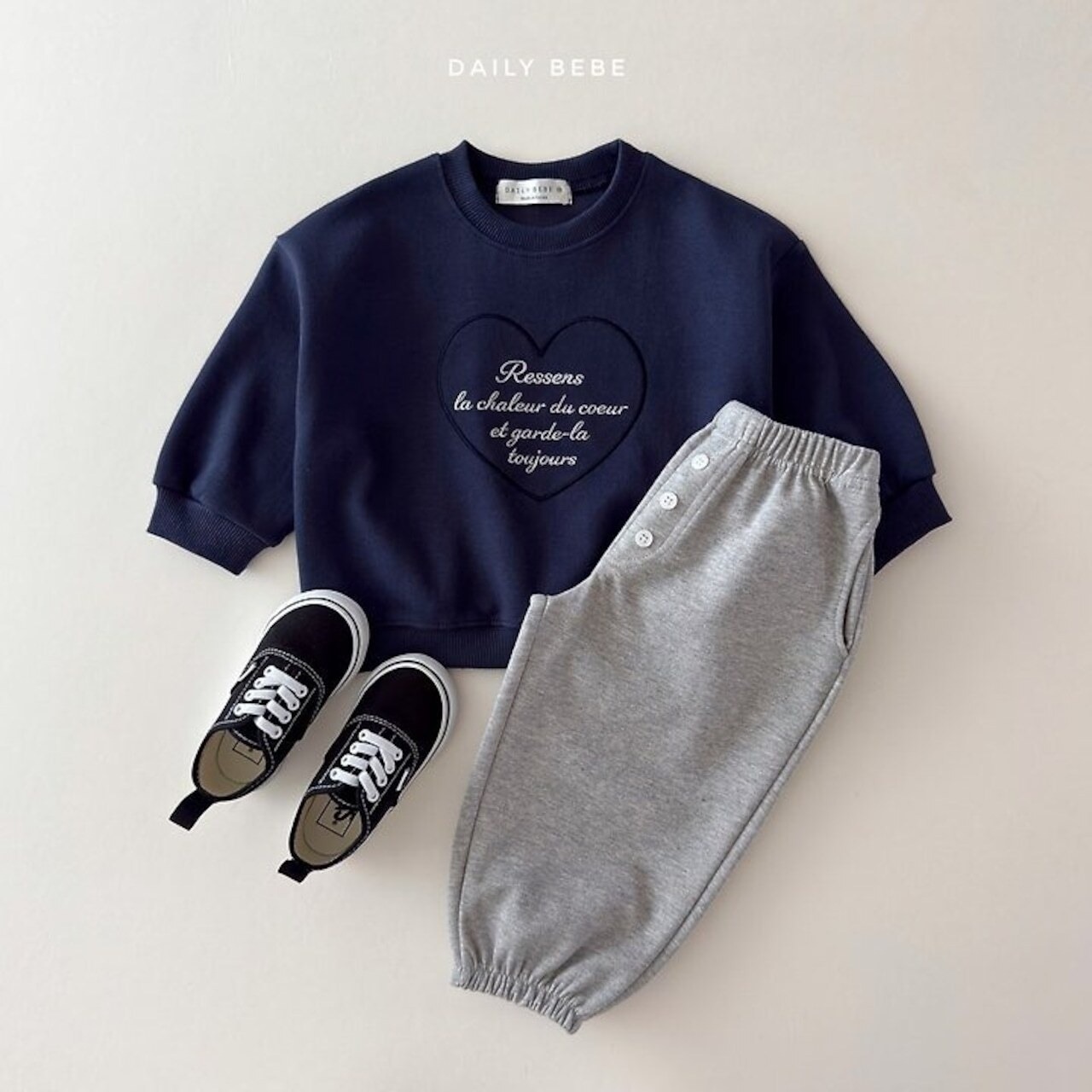 韓国子供服 / 26Autumn / 〖取寄〗DAILYBEBE / ハート刺繍MTM / キッズ服 / ジュニア服 / 秋服 *XS~JL*