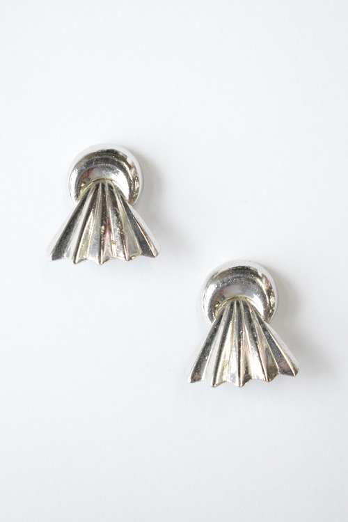 Shell motif design earrings