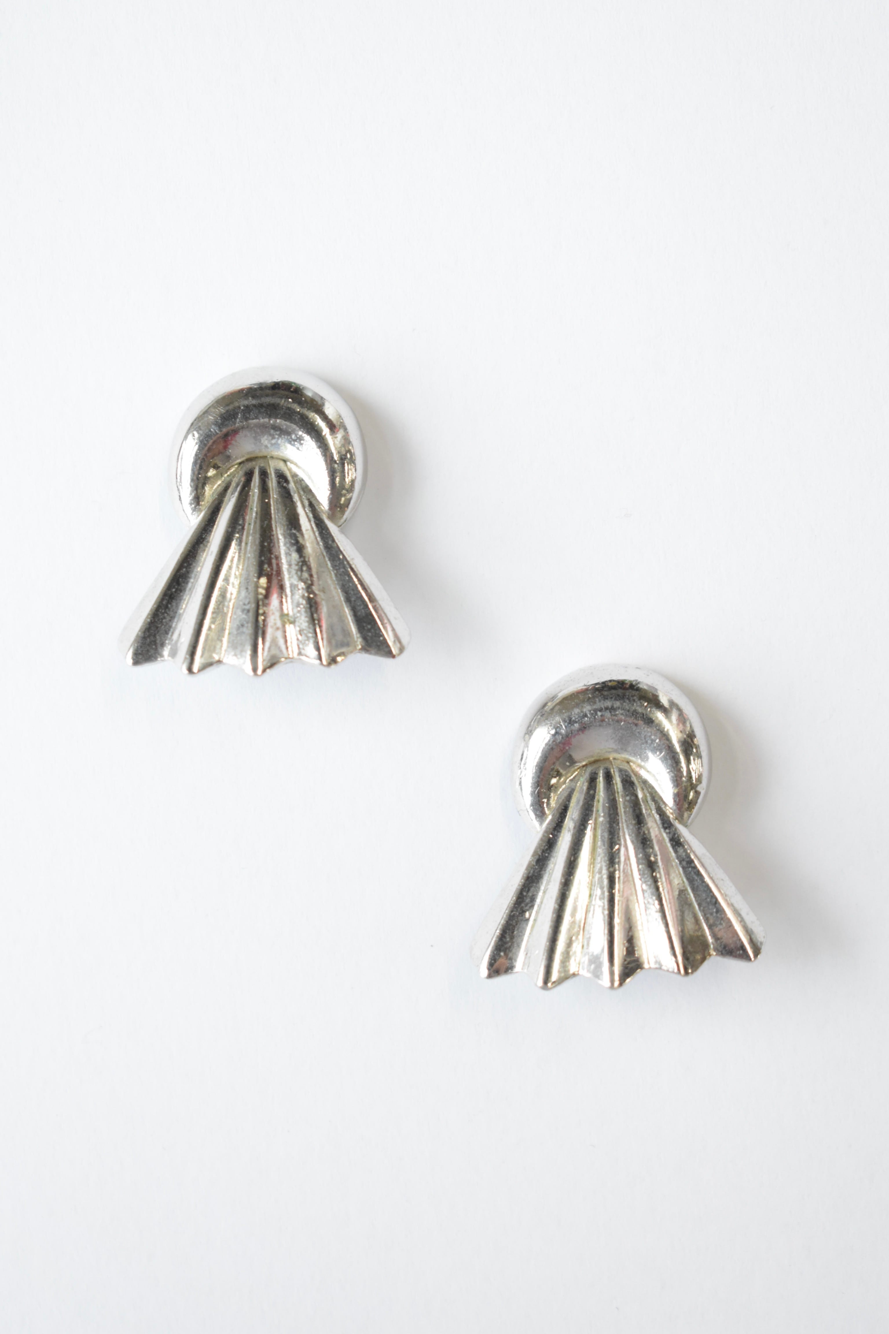 Shell motif design earrings