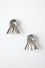 Shell motif design earrings