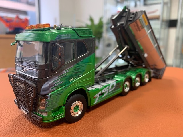 WSI　1/50　VOLVO FH4 SLEEPER CAB 8X4 PALFINGER HOOKLIFT + CONTAINER　HAKARPS SCHAKT & TRANSPORT AB