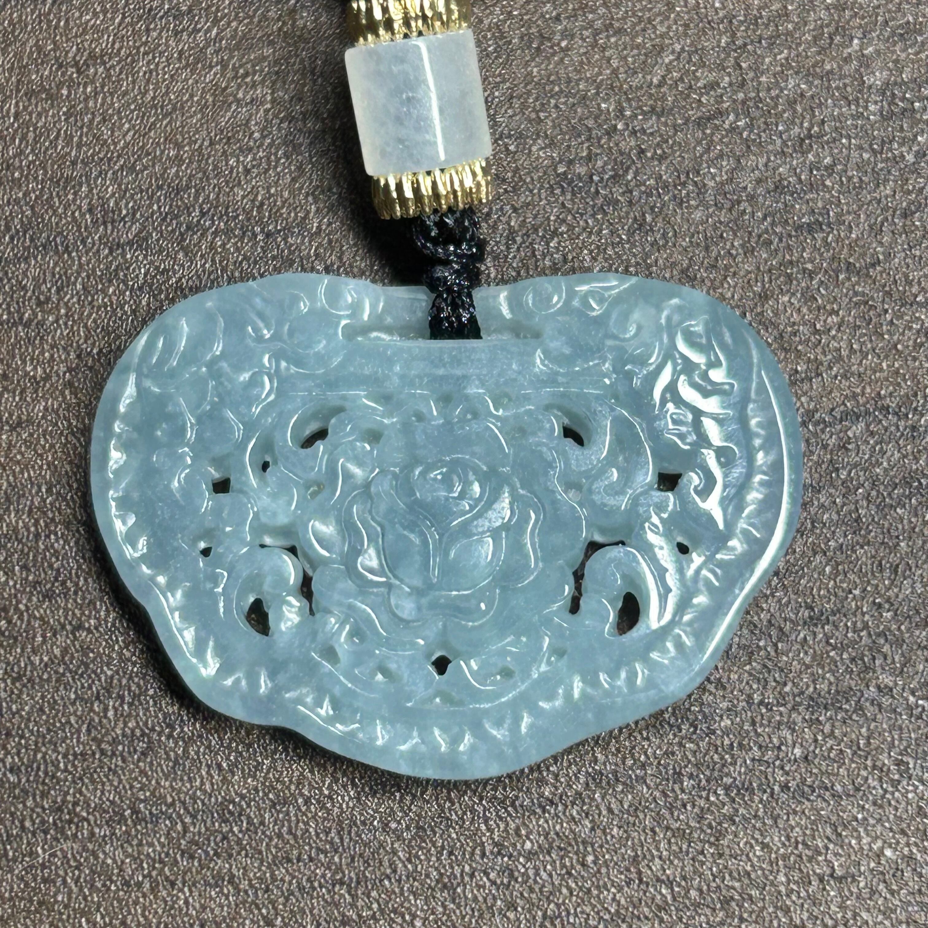 本翡翠ペンダント 本翡翠ペンダント キンモクセイ色 鎖模様 可愛い