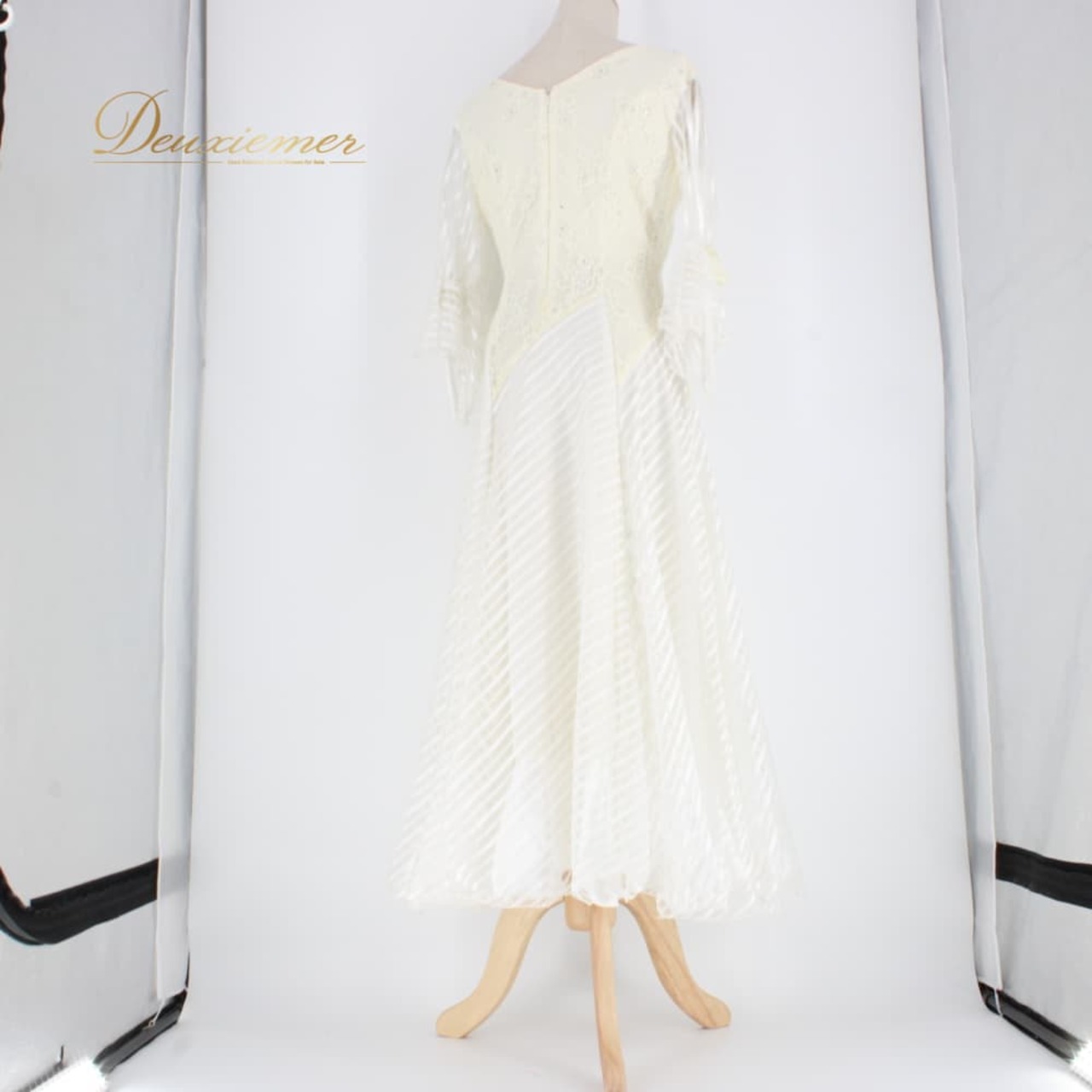 社交ダンス 衣装 prima boutique プリマブティック ドレス スタンダード ホワイト系 白 リボン ストライプ 花柄 レース ボーダー ラインストーン 社交ダンスドレス レディース 白系 フラワーレース 花柄レース レースワンピース スタンダードドレス 袖付き 長袖 袖口リボン 斜めストライプ 光る スカート フレア パーティー衣装 発表会衣装 舞台衣装 演奏会衣装 ダンス衣装 フォーマル シンプル 上品 伸縮素材 ポリエステル100% 背面ファスナー