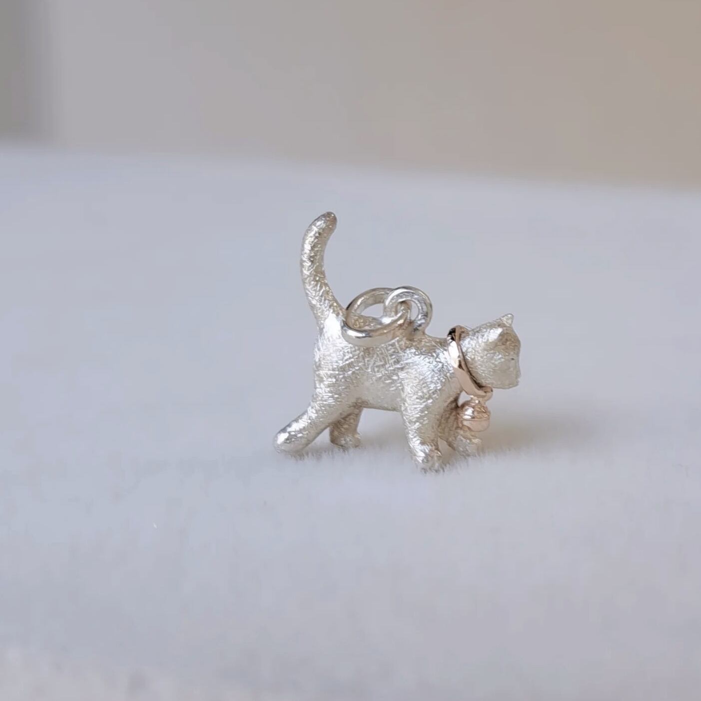 猫のペンダントトップ 中 】 鈴の首輪10金 猫ネックレス 猫