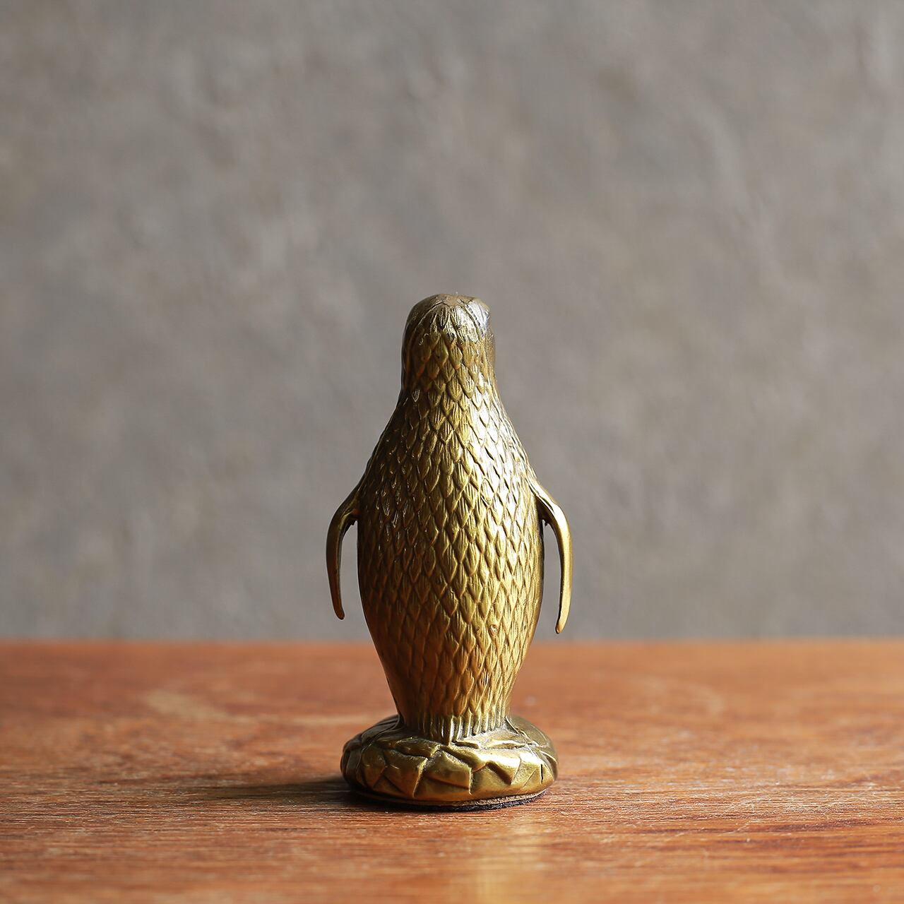 トビペンギンウルシク型番なし美品貴重希少品 ゴールドに輝く、凛々しいペンギン（子） | 木と、輝と。| 一点もの