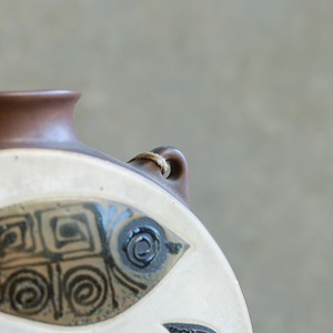 模様が美しい、魚のフラワーベース