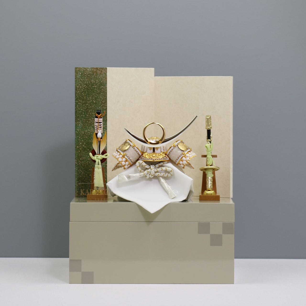 【上杉謙信公兜】 兜飾り 収納飾り 五月人形|和紙|弓太刀|和モダン|コンパクト