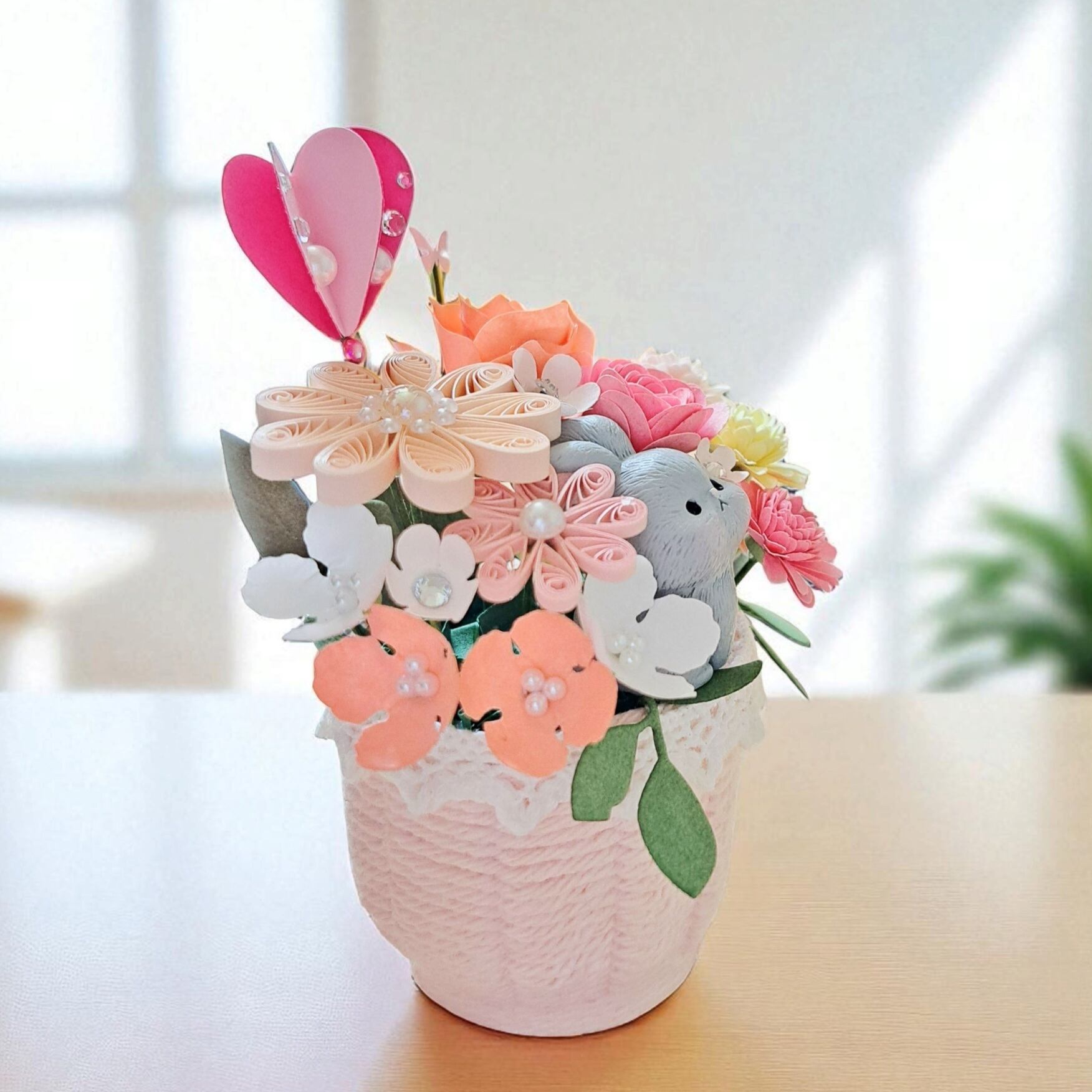 ちょこんとうさぎちゃんが覗いてる♡ ピンクの可愛いフラワーアレンジ