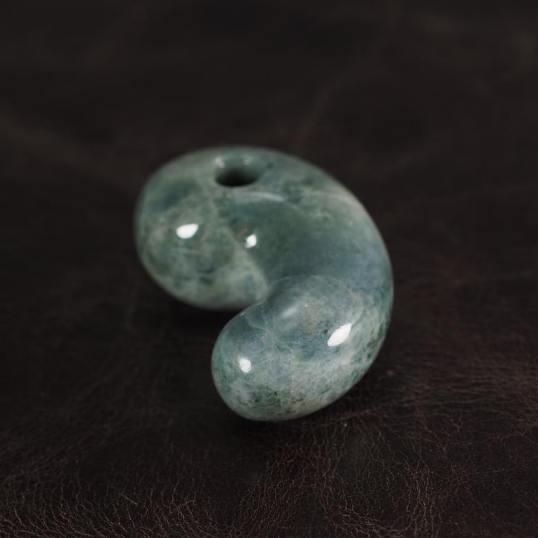 糸魚川翡翠 希少色 青系 まがたま 勾玉 12.8g Itoigawa Bluish Jadeite