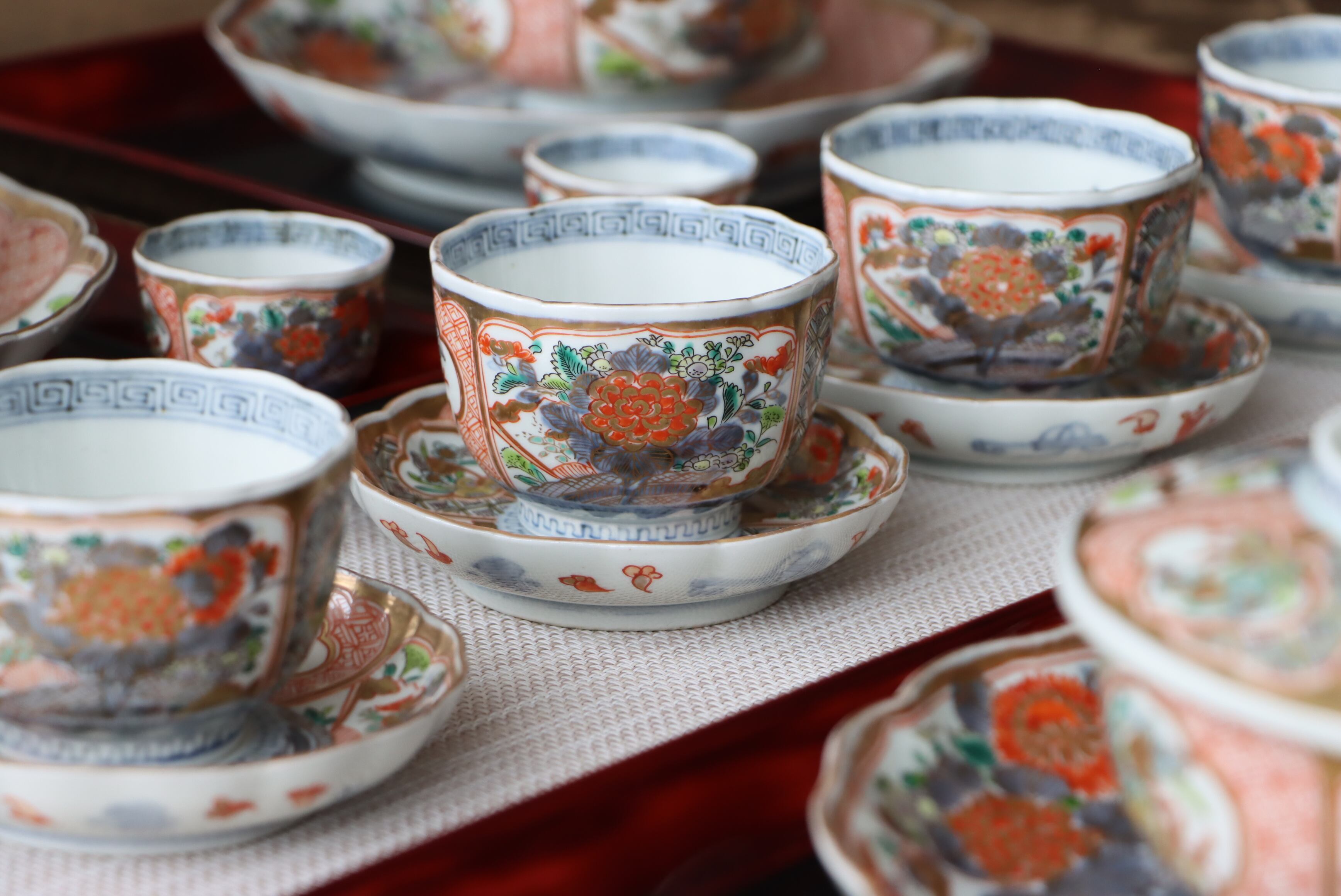 伊万里焼 色絵 鶴亀花鳥文 蓋茶碗 大 通りもの/Imari large size