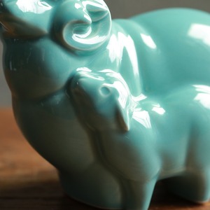 グリーンが美しい、幸せな親子の羊