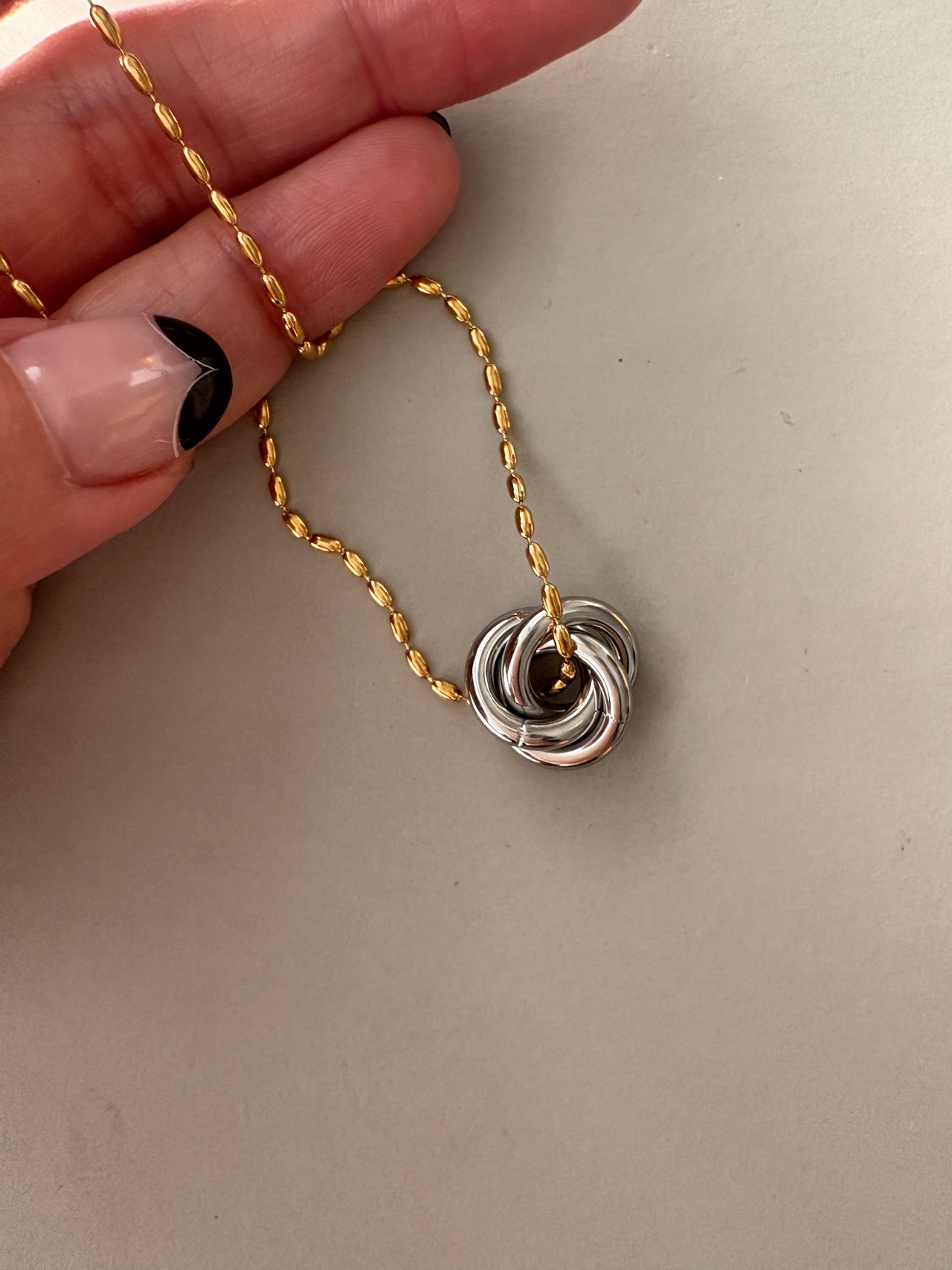 スリーリングネックレス