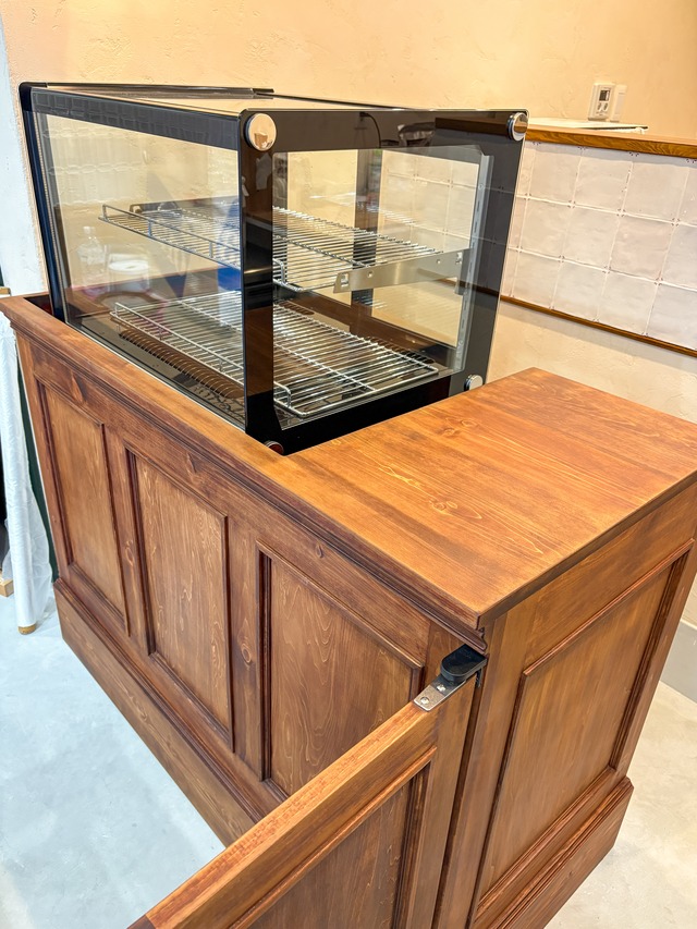 冷蔵ショーケース内蔵レジカウンター186 スイングドア付き(焼き菓子屋さん向けショーケースカウンター)W1300 アンティーク調ウッドカウンター