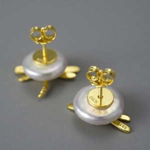 トンボのピアス - 細やかなディテールが特徴　P194