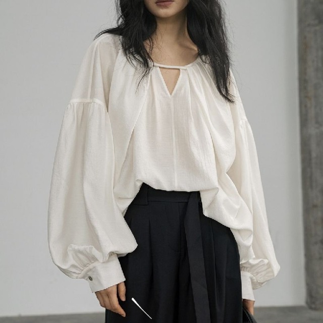 Volume sleeve neckline gathered blouse　V1564