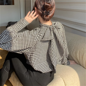 【送料無料】 トップス ブラウス 袖あり 長袖 ドルマンスリーブ Vネック プルオーバー リボン かわいい 大人可愛い 大人女子 こなれ感 シンプル カジュアル 大人 上品 おしゃれ お洒落 コンサバ エレガント フェミニン 千鳥格子 秋 30代 40代 レディース 女性用 ママ デート お出かけ お茶会 女子会 休日 演奏会 授業参観 二次会 パーティ 着回し プチプライス デイリーユース 普段使い 韓国 ファッション スタイル 定番アイテム 着痩せ S M ブラック 大人カラー モノトーン